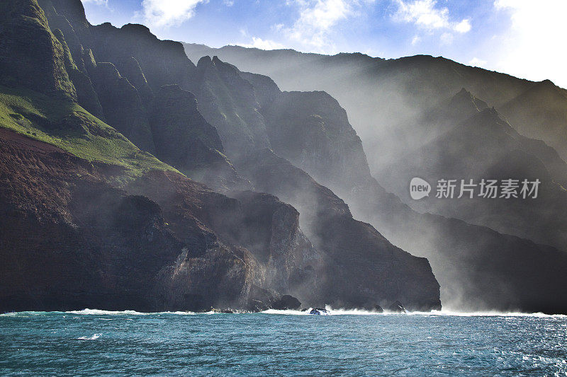 神秘的迷雾纳帕里海岸和威美亚峡谷，考艾岛，夏威夷