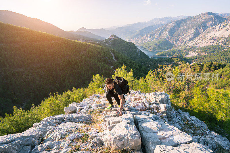 到达山顶的登山者