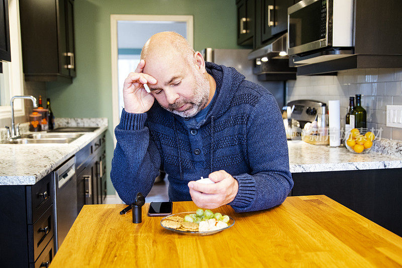 成熟的糖尿病患者在家检测血糖，患上低血糖