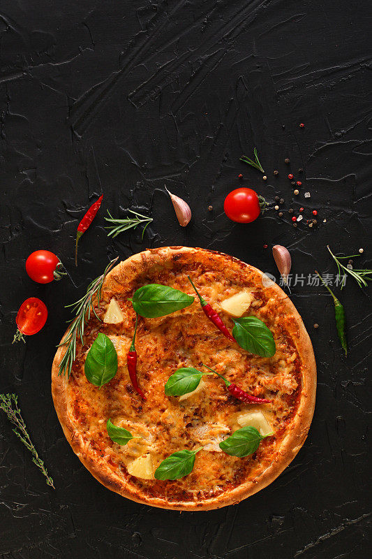 披萨、菠萝、鸡肉、番茄酱、蔬菜、罗勒(披萨配料)。食品的背景。本空间
