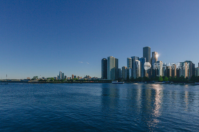 美国芝加哥，密歇根湖上芝加哥市中心的天际线