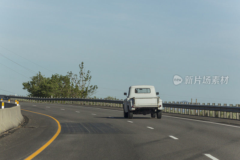 在美国犹他州内华达州际公路上驾驶古老的卡车