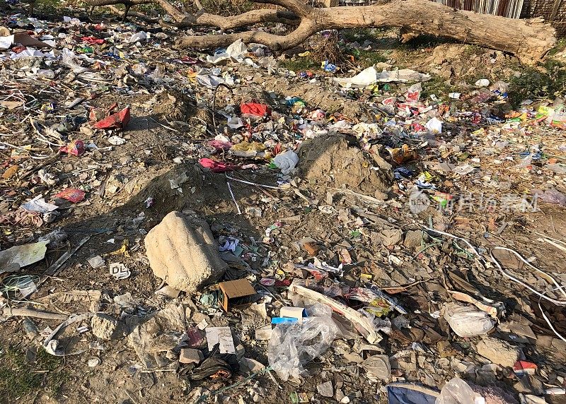 图片是印度德里附近的荒地，被垃圾、垃圾和废物污染