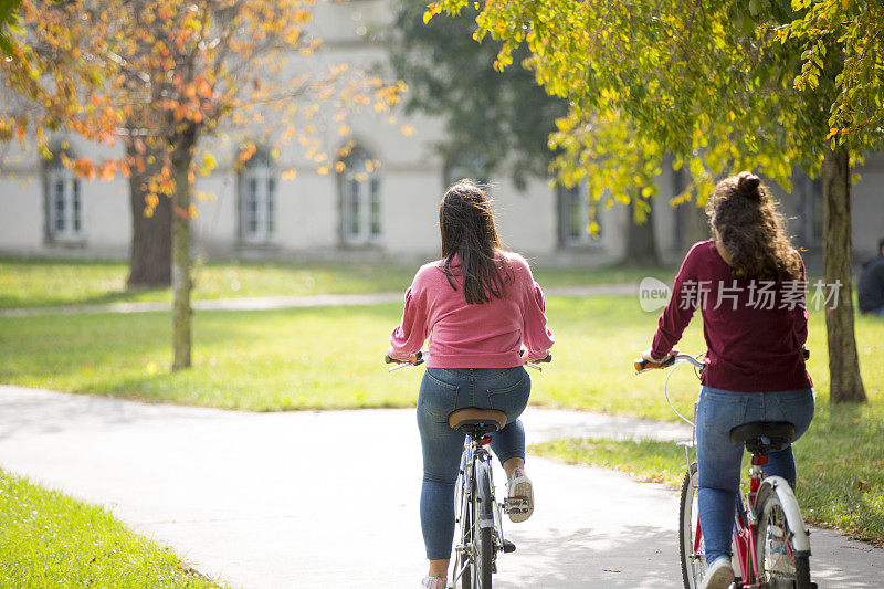 大学生在户外骑自行车