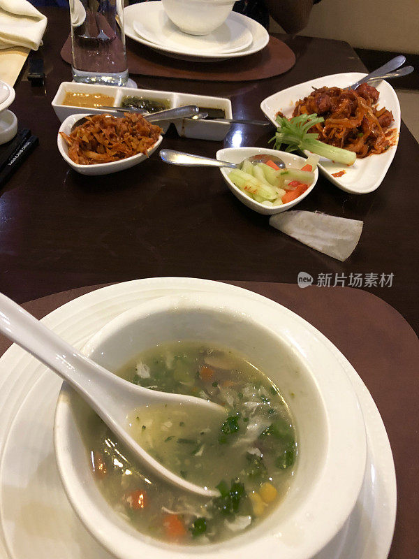 酸辣鸡汤配馄饨，在中餐馆吃饺子，外出就餐