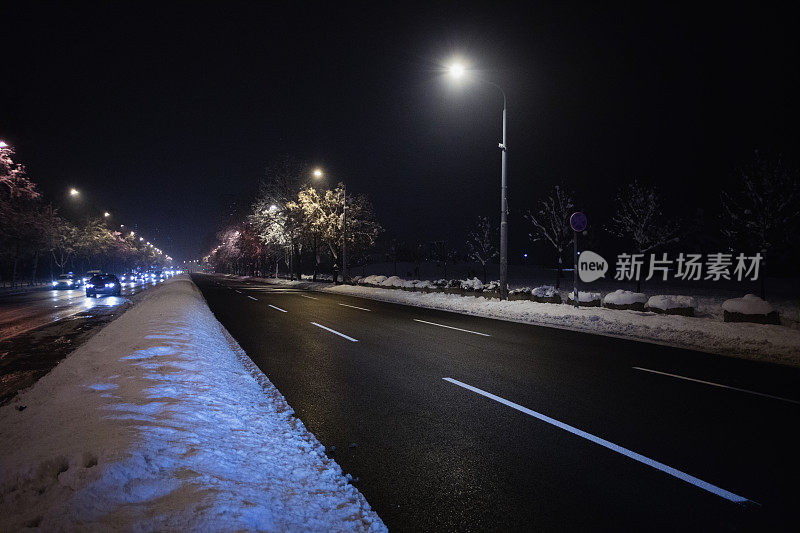 塞尔维亚贝尔格莱德市的雪夜