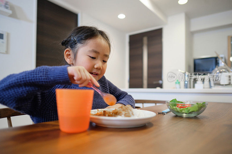 孩子在家吃咖喱饭