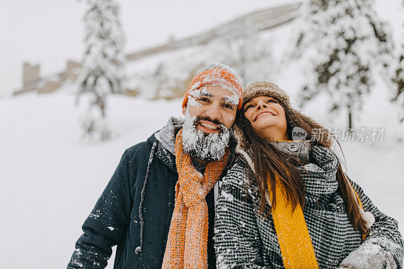 夫妇俩在雪中玩耍