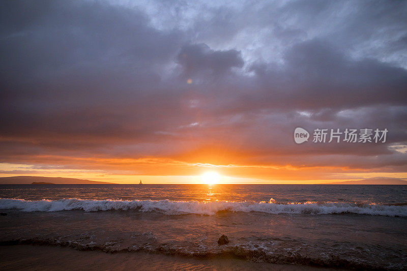 帆船和金色的日落天空，从波罗海滩的岛屿，在Wailea，毛伊岛，夏威夷