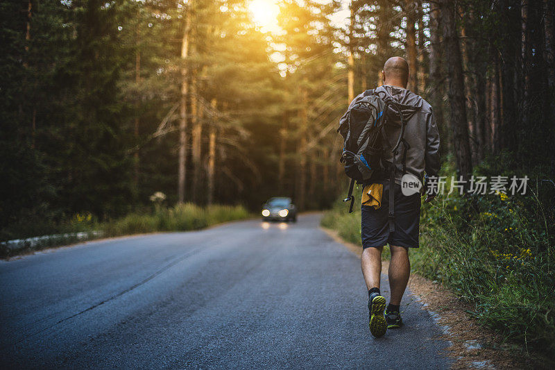 一个背包客走在路边