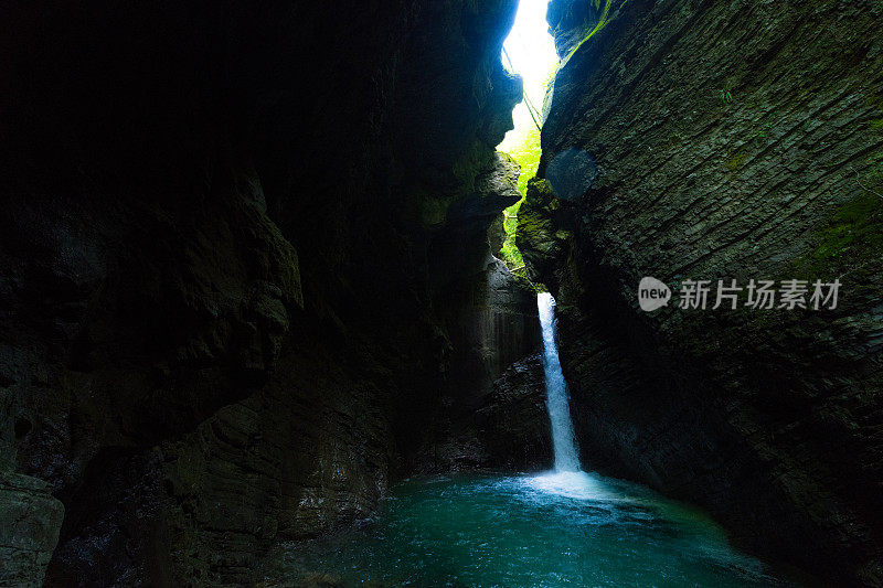 美丽的科兹亚克瀑布隐藏在斯洛文尼亚科巴里德附近的朱利安阿尔卑斯山峡谷