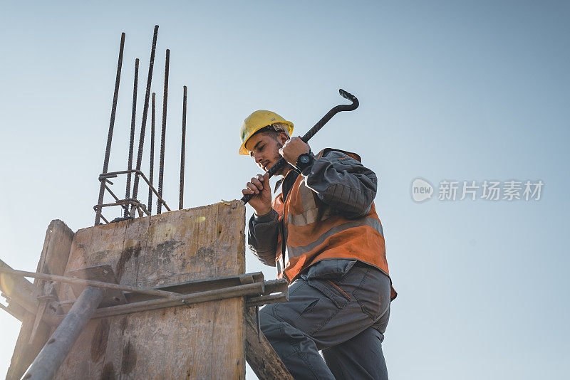 建筑工人正在建筑工地的屋顶上工作