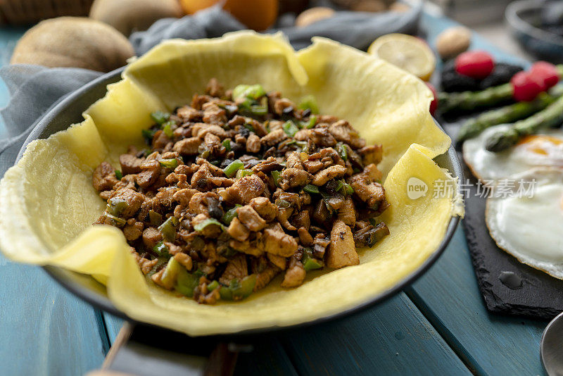 自制早餐:碎鸡肉和煎饼