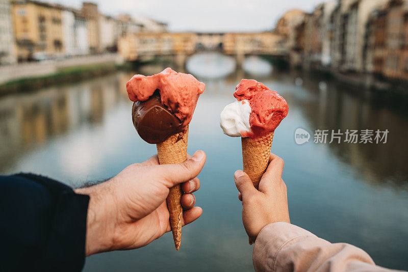 一对年轻夫妇在意大利佛罗伦萨吃冰淇淋