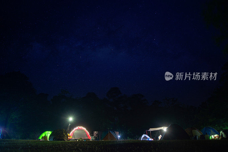星光下的帐篷在山上，夜晚露营与照明帐篷在星空和银河。