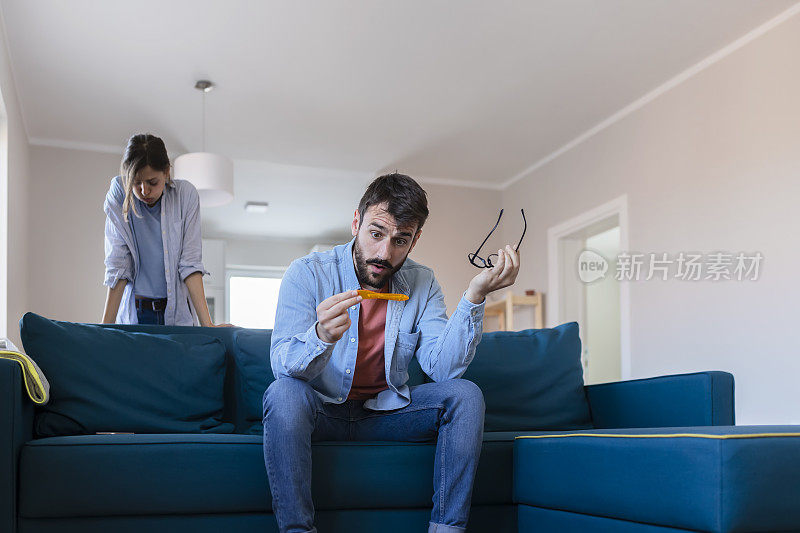 一对夫妇担心怀孕测试的阳性结果