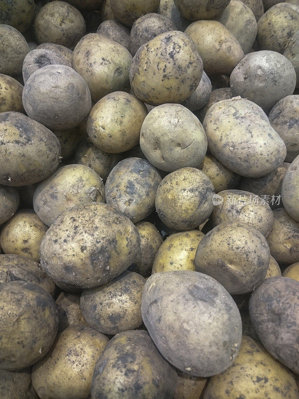 生土豆，食物背景。新鲜土豆杂货店里的新鲜有机黄金土豆