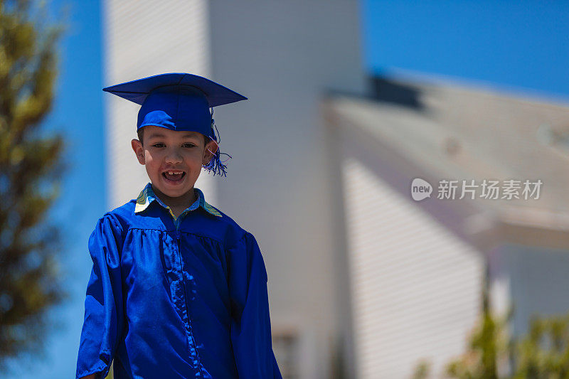 一个快乐的孩子从学校毕业了