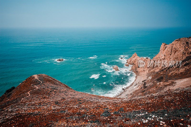 岩石峭壁和海洋。卡波达罗卡航拍