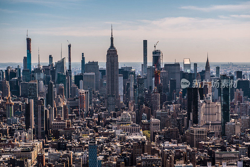 纽约曼哈顿中城的鸟瞰图，帝国大厦俯视天际线，这是一架直升飞机在黄金时间拍摄的