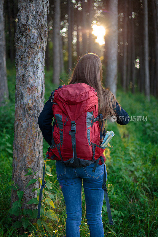 森林里的女徒步旅行者