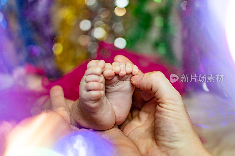 新生儿的脚在母亲的手中