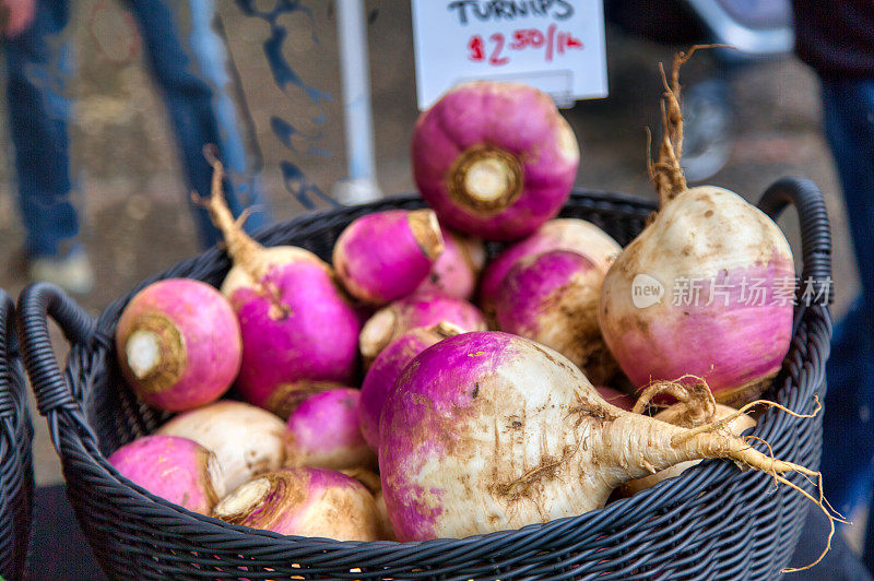 农贸市场上的一篮萝卜