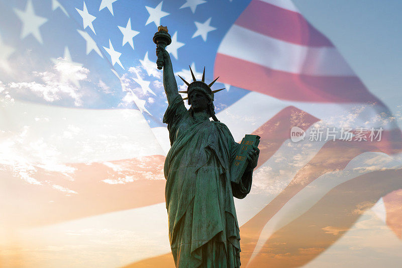 双重曝光的自由女神像和在风中飘扬的美国国旗