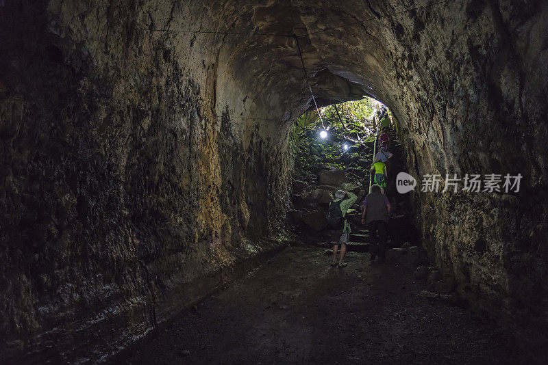 加拉帕戈斯群岛圣克鲁斯火山熔岩隧道里的人们