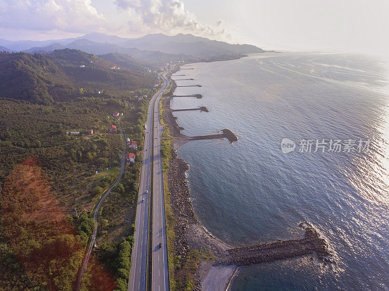 鸟瞰黑海海岸公路在一个晴朗的日子。