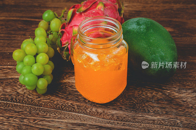 夏天桌上的水果和橙汁