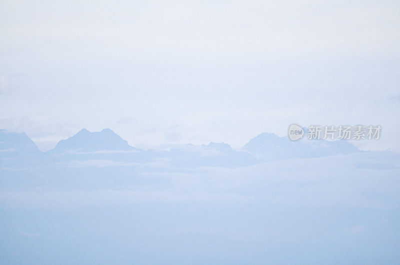 成都龙泉山脉日出时的美丽云景