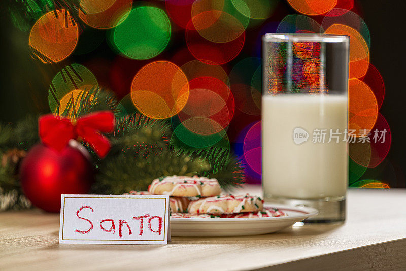一个孩子在平安夜给圣诞老人的一杯牛奶和一盘饼干