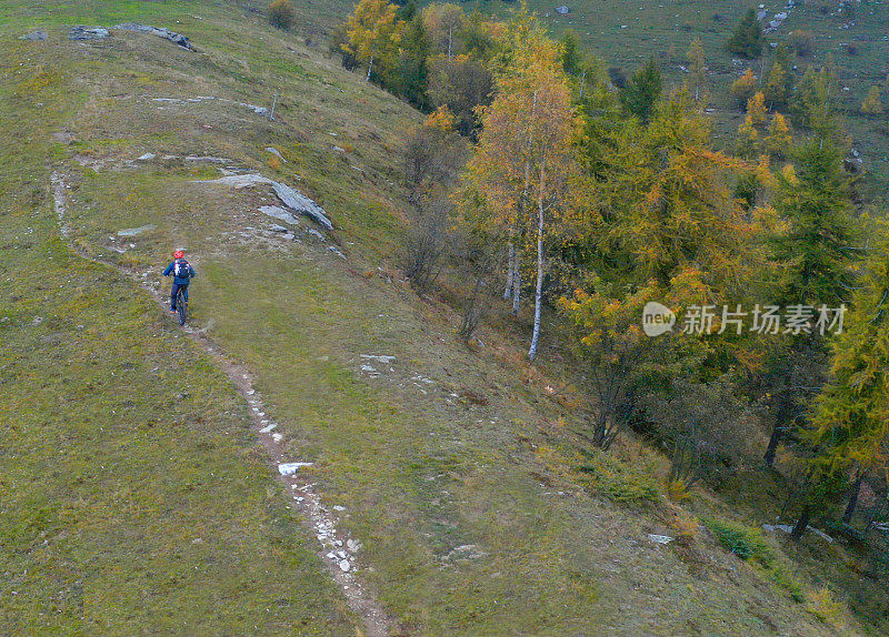 山地车穿越草地的鸟瞰图