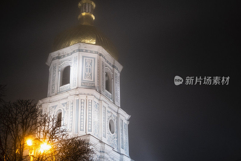 迷雾中的圣索菲亚大教堂，乌克兰基辅。