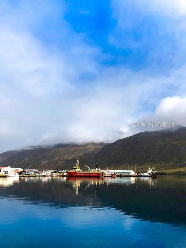 Siglufjörður，冰岛:港口的拖网渔船，白雪皑皑的青山