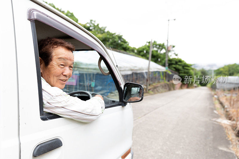 日本老人开着小卡车