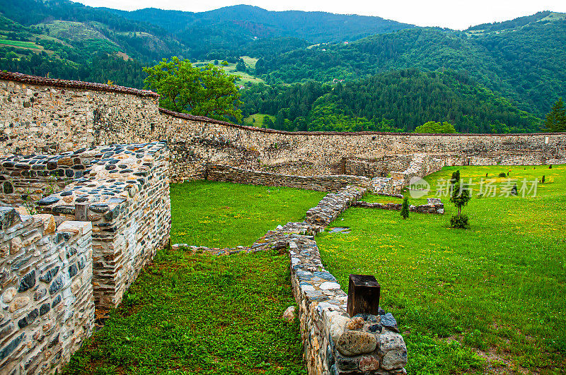 厚重的石墙围绕着正统修道院Studenica