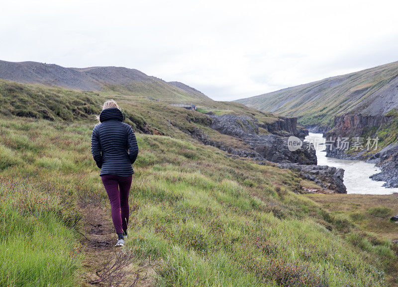 在冰岛斯图拉格尔峡谷徒步旅行的年轻女子