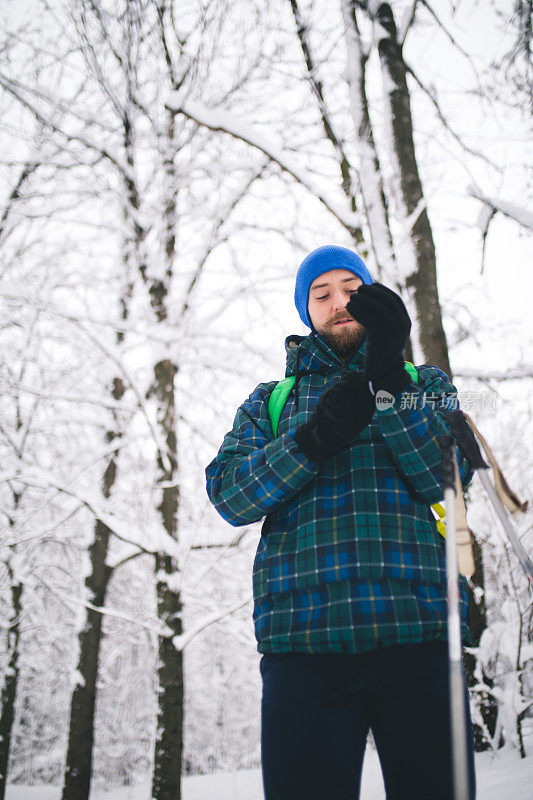 一个人独自行走在雪山上。