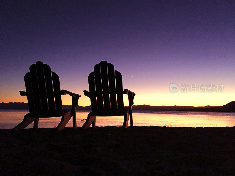 太浩湖岸边的阿迪朗达克椅子