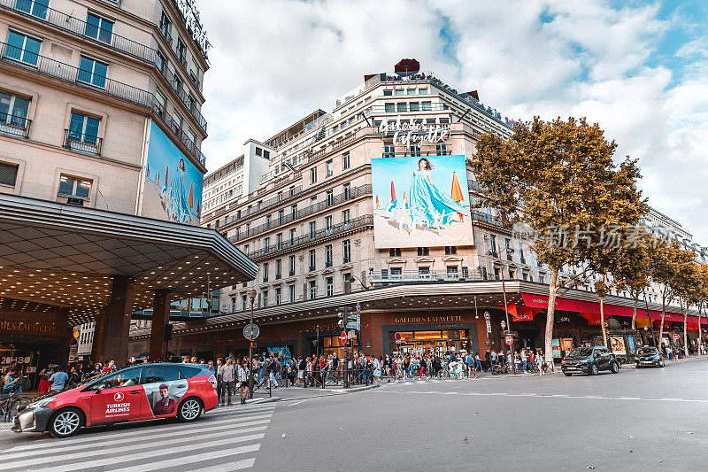 巴黎著名的购物中心——老佛爷商场的正面