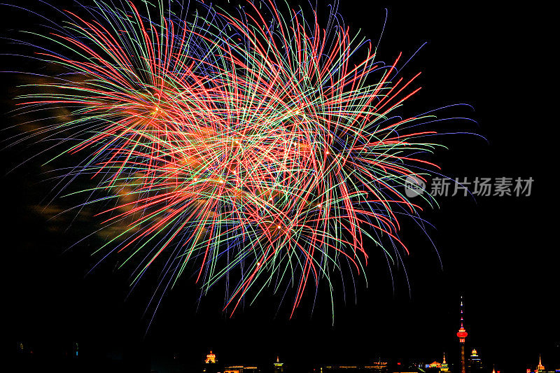 夜空焰火表演，庆祝新年的到来