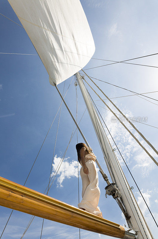 时装模特儿。在一艘帆船的桅杆上。奢侈品。地中海。