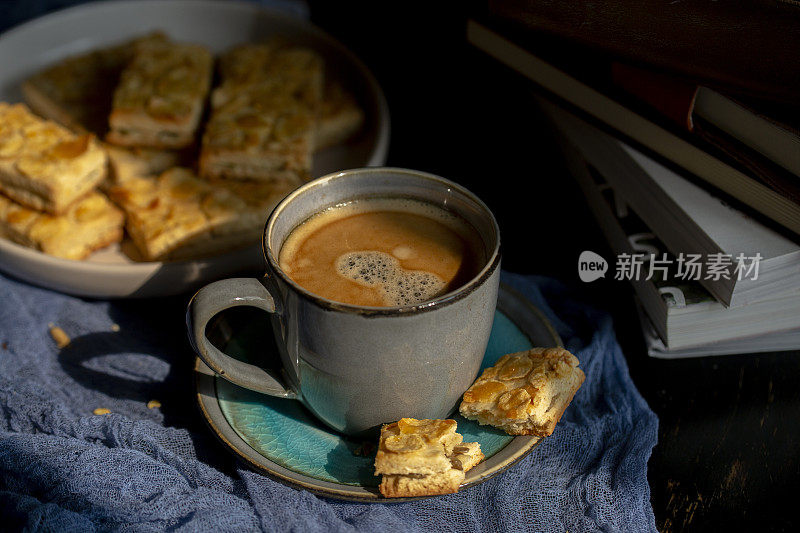 咖啡休息时，自制的蜂蜜玉米片和坚果饼干