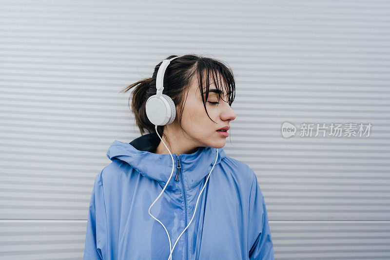 带着耳机的运动型女人