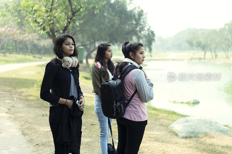 一群多民族的快乐女性，在大自然中一起享受八卦