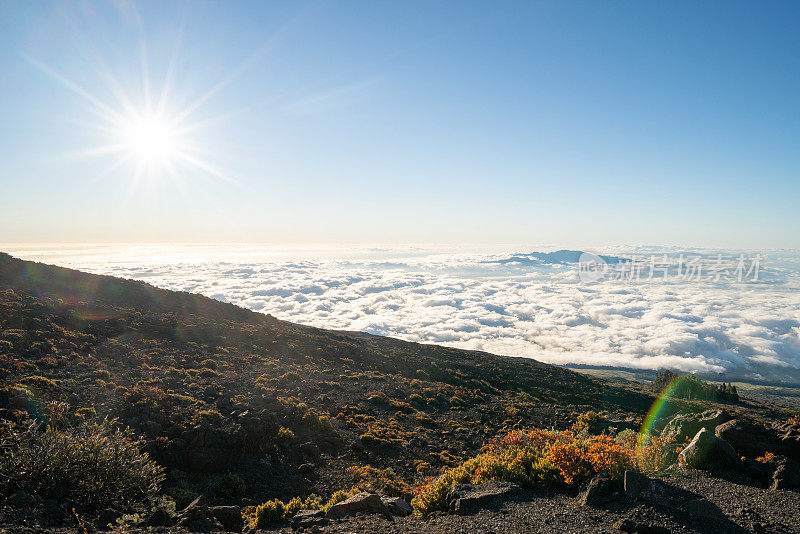 日落时从火山上看云的顶部