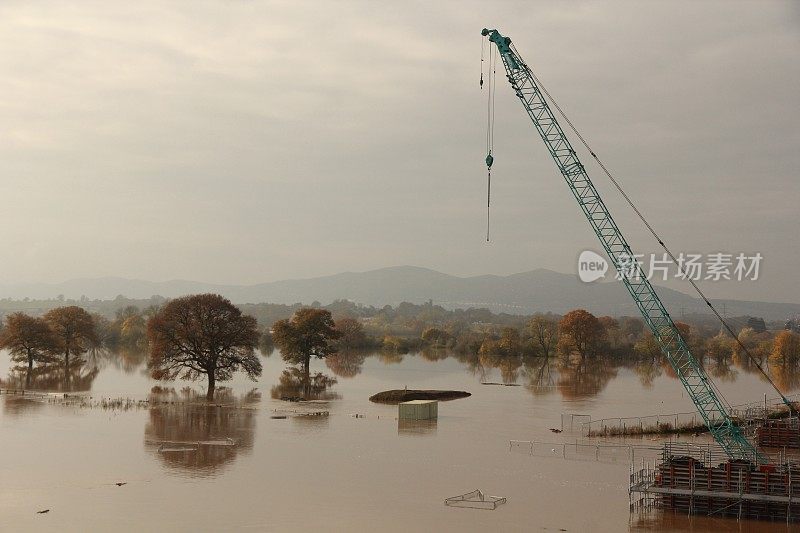 河流附近的建筑工地被水淹没