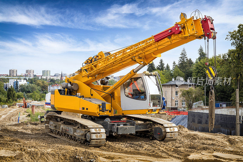 波兰Szczecin一个道路建筑工地上的移动起重机